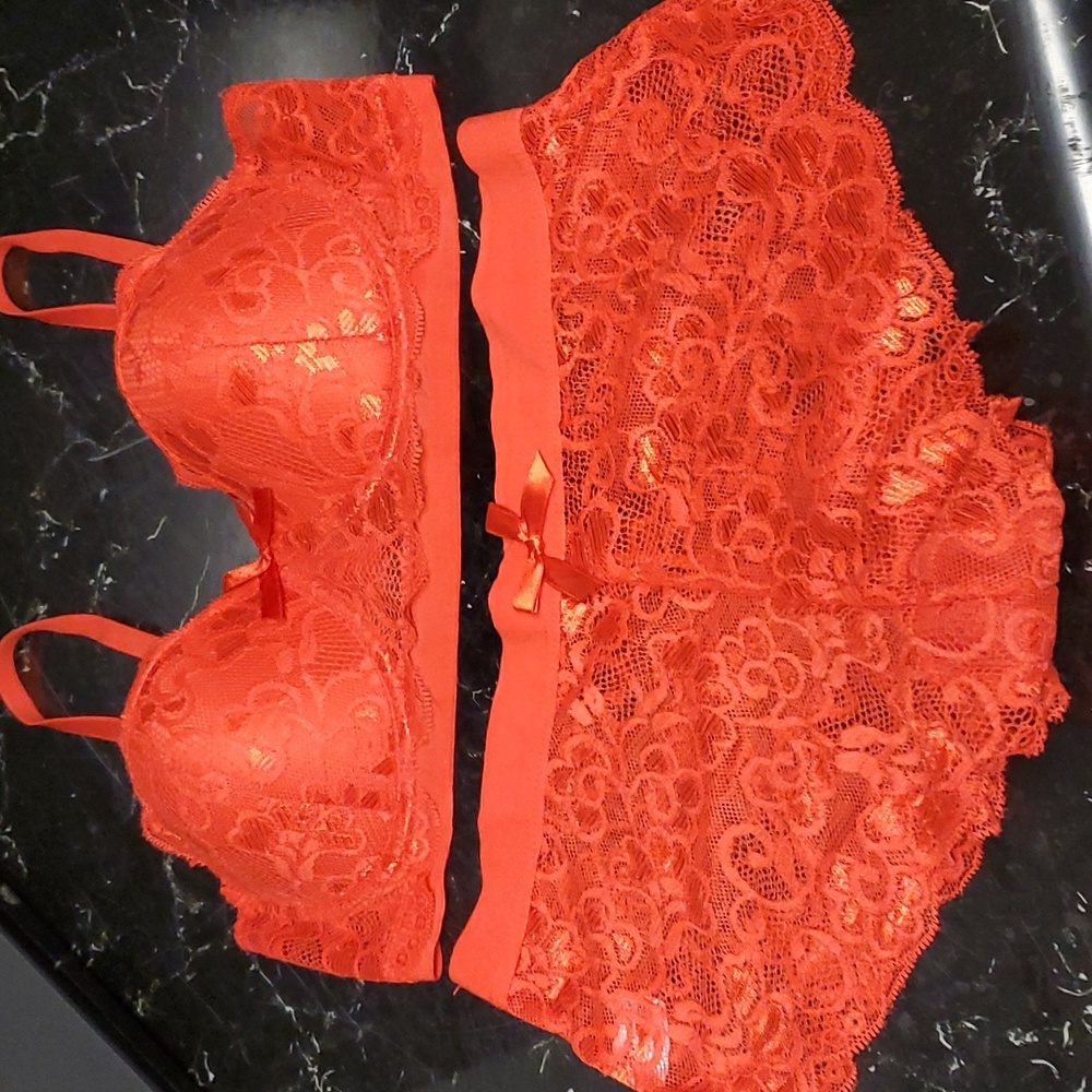 NWOT MATCHING BRA  AND PANTY SET, 34B BRA MED PANTY, RED